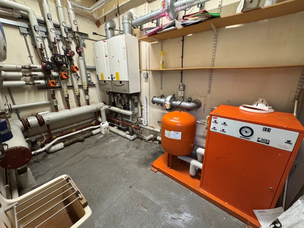 Lot: 92 - FOUR STOREY FREEHOLD BUILDING WITH POTENTIAL - Ground floor boiler room